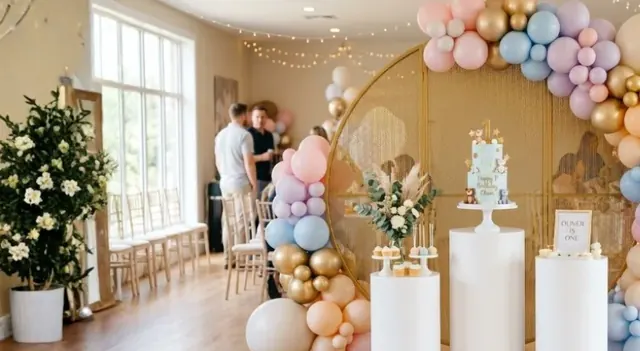 Arco de globos en tonos pastel con panel dorado