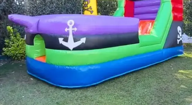 BARCO PIRATA instalado en el jardín de una casa