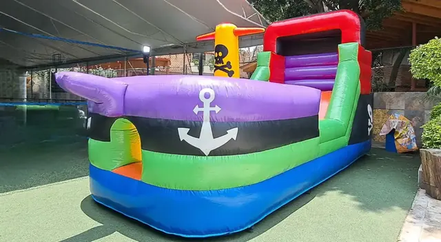 Inflable con forma de barco pirata morado con ancla blanca