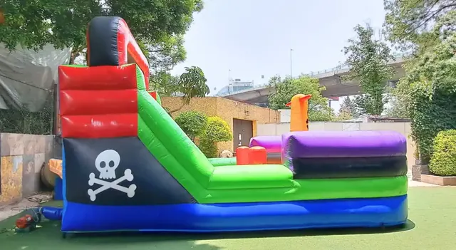 Popa del BARCO PIRATA con la resbaladilla verde y la bandera de calavera