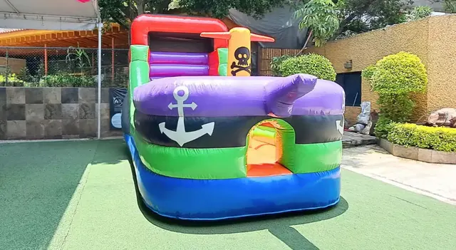 Inflable con forma de barco pirata con ancla