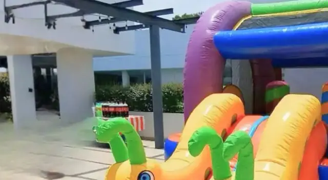 Inflable con gusanitos en la terraza de una casa