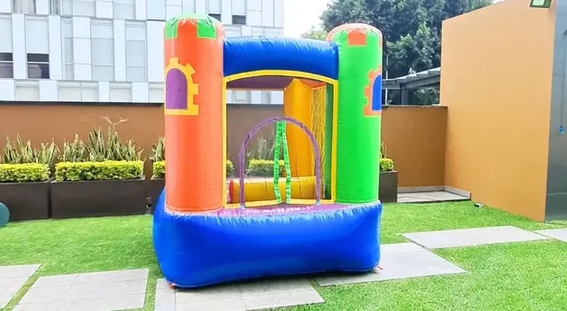 Castillo inflable pequeño para bebés instalado en una terraza