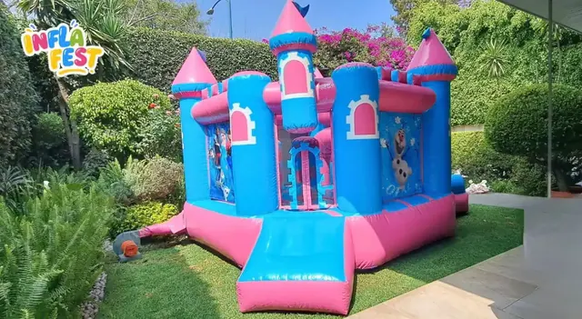Castillo inflable instalado en un jardín con plantas
