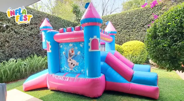 Castillo inflable instalado en un jardín para un convivio
