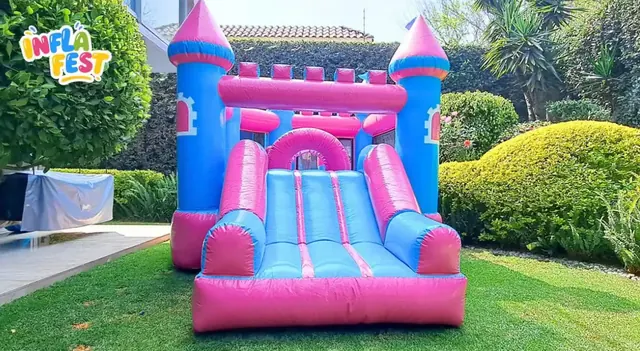 Castillo inflable de colores visto de frente en un jardín