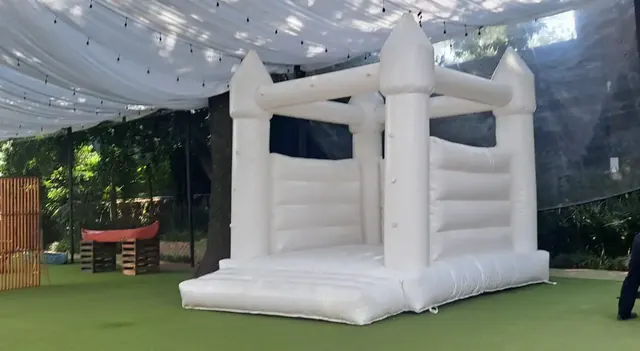 CASTILLO ELEGANCE instalado bajo una carpa transparente para un evento