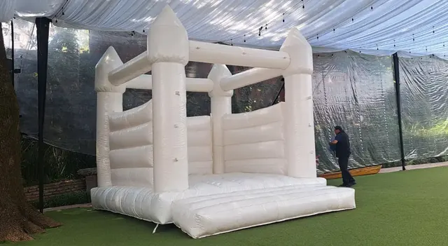 Castillo inflable instalado bajo una carpa