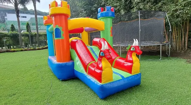 Inflable DRAGONES ROJOS completo, instalado en un jardín
