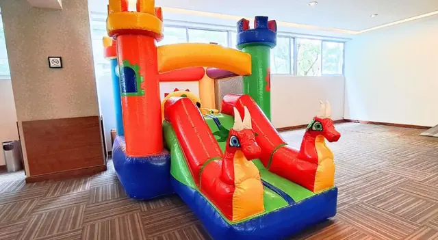 DRAGONES ROJOS instalado dentro de un salón para una fiesta infantil