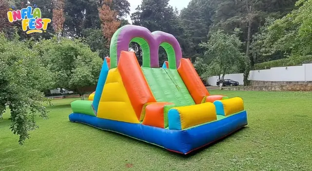 Tobogán inflable de colores con resbaladilla