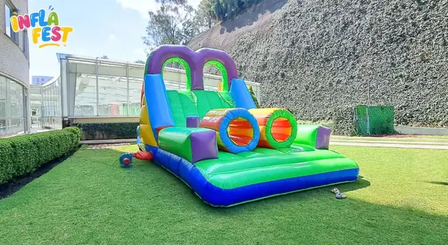 Tobogán inflable con túneles de colores