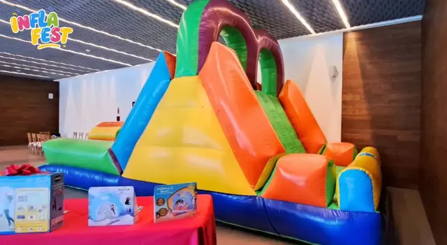 Resbaladilla de colores del EXTREMO instalada en un salón de fiestas