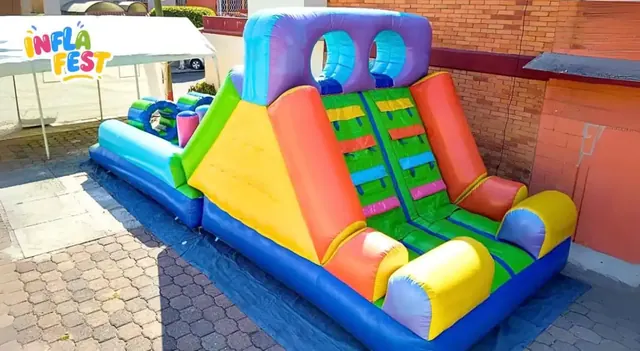 Escalones y resbaladilla del EXTREMO instalado sobre una lona azul en un patio