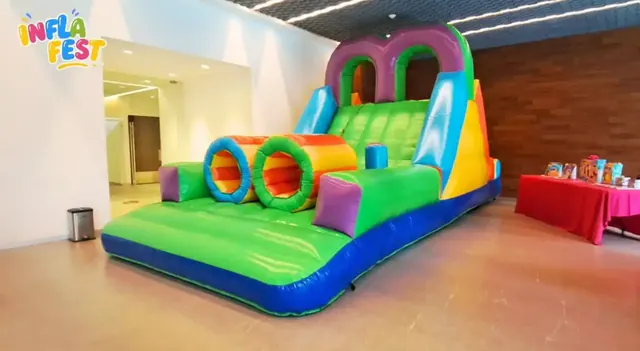 Inflable EXTREMO instalado dentro de un salón para una fiesta infantil