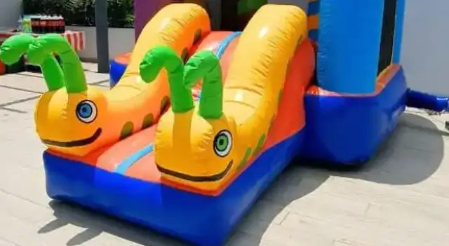 Los dos gusanitos sonrientes de la resbaladilla del inflable