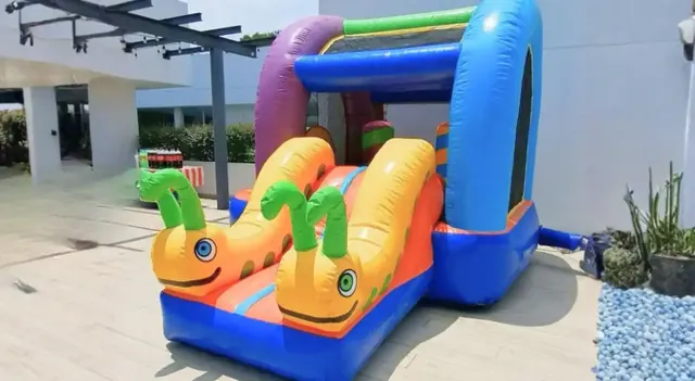 Inflable infantil instalado en la terraza de una casa