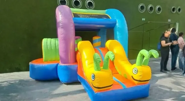 Inflable infantil instalado dentro de un espacio de eventos