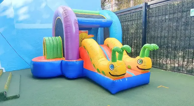 Inflable con resbaladilla instalado para una fiesta infantil