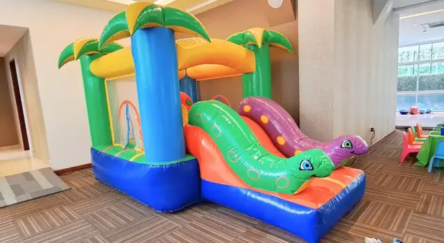 Inflable JUNGLA instalado dentro de un salón para una fiesta infantil