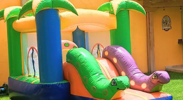 Serpientes de colores en un inflable con temática de selva