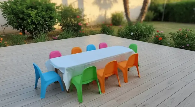 Set de mesa infantil con 10 sillitas de colores sobre una terraza de madera
