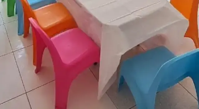 Acercamiento a las sillitas infantiles de colores alrededor de la mesa