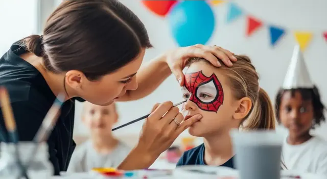 Niño con una máscara de superhéroe pintada en la cara