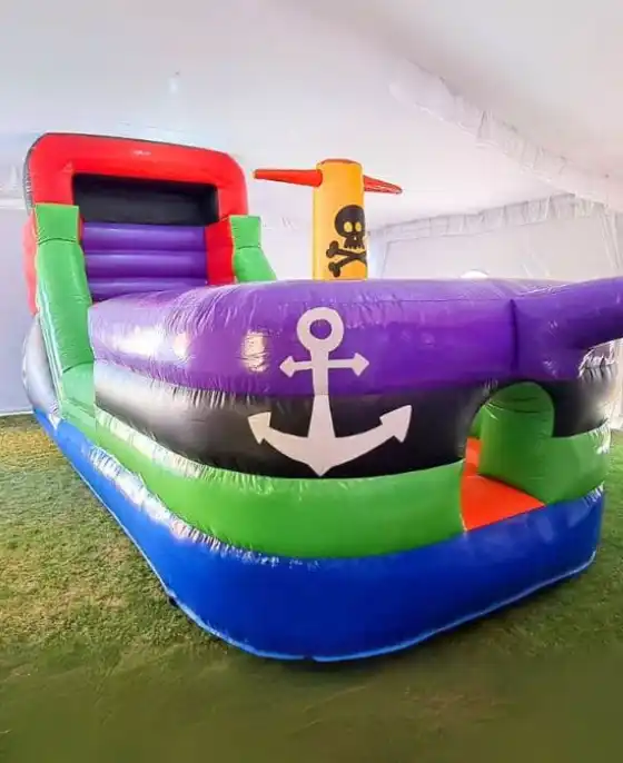 Inflable BARCO PIRATA morado con ancla blanca
