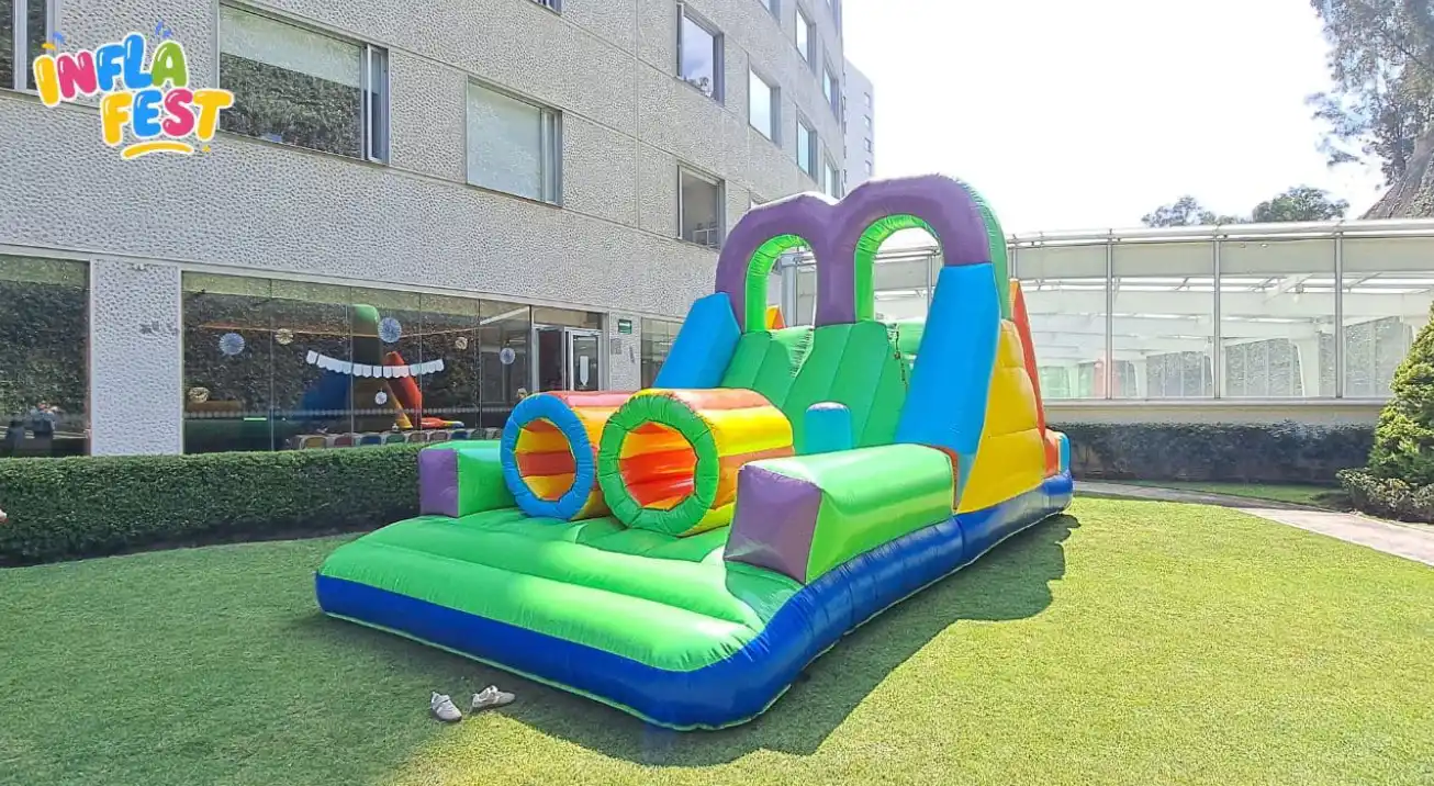 Inflable Extremo con túneles de colores y tobogán instalado en un jardín